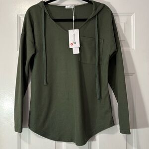 Morhuduck brand pullover top. Size Small. New w tags.
